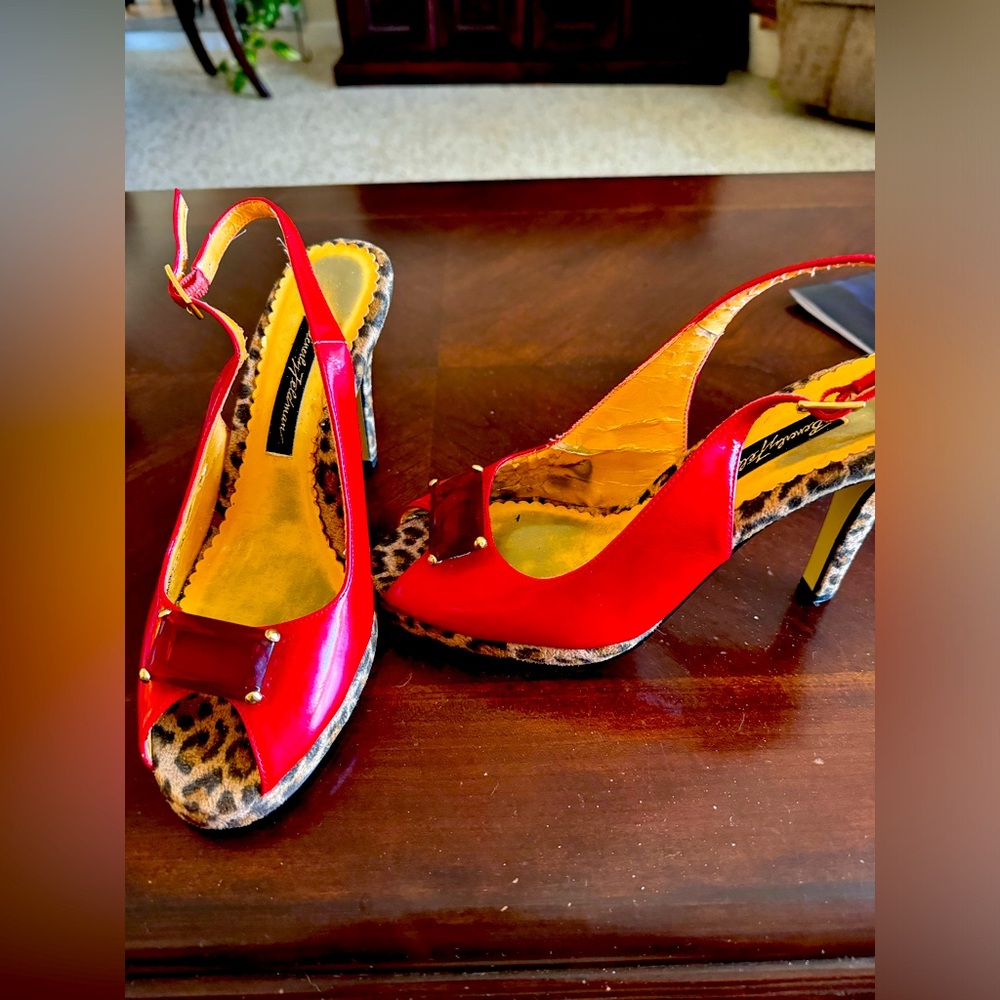 Beverly Feldman Red /Leopard print heels
In patent leather.